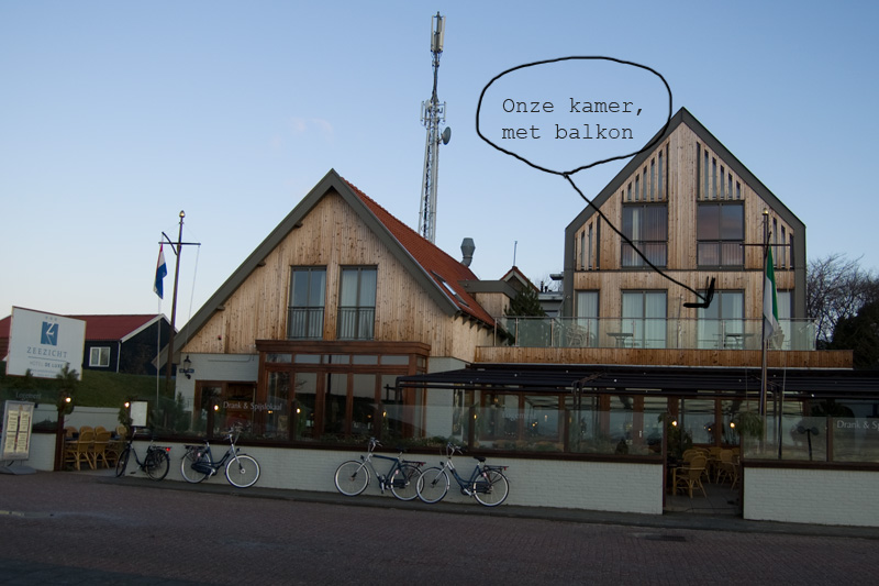 DSC_3879.jpg - Het hotel, aan de rand van het dorp, met uitzicht op de waddenzee