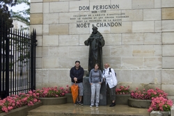 standbeeld Dom Perignon
