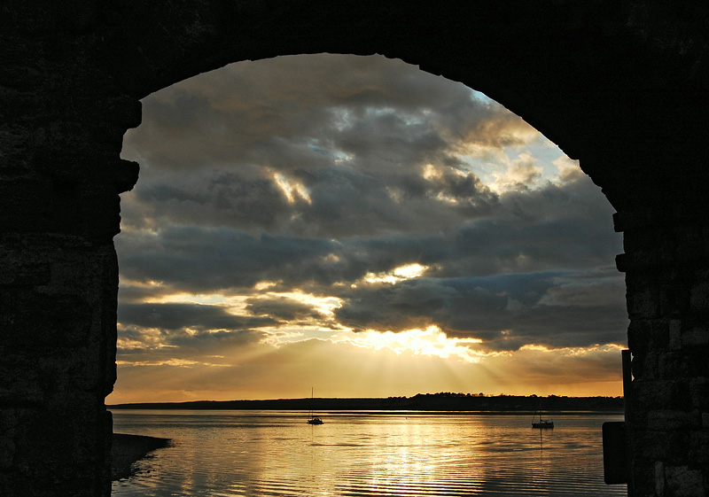 doorkijkje.jpg - Vanuit de stad door de poort zie je de baai en Anglesey