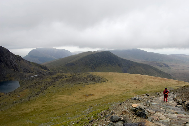 snowdon-05.jpg - Het pad is goed. Op de foto lijkt het zelfs geplaveid, maar het is meer een soort trap